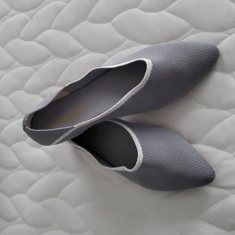 DREAM PAIRS grey w/ white trim pointed toe knit flats w/ rubber soles,size 8M.
